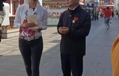 央视主持人李梓萌沈阳中街被粉丝偶遇，47岁单身的她身材超好气质佳缩略图