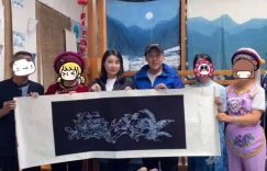 郭晶晶一家八口欢乐出游，港姐婆婆朱玲玲罕见现身缩略图