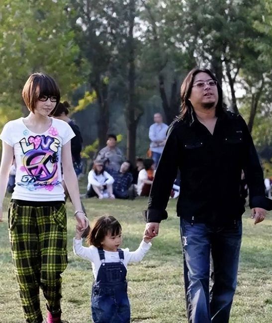 高晓松的前妻夕又米再嫁了还有了个娃，2岁的小儿子特别可爱，新老公长得真帅！