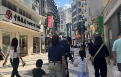 朱丹周一围澳门甜蜜游，穿情侣装牵娃超温馨缩略图