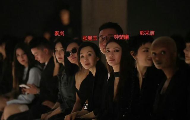 60岁的张曼玉素颜照曝光，还是那么自信大方，跟年轻女星合照也超有气质