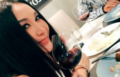 温碧霞给老公庆生，何祖光笑得皱纹都出来了，结婚24年还跟初恋似的！缩略图