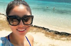 林心如穿泳装秀身材，48岁依然美美哒，海边和闺蜜举杯超惬意缩略图