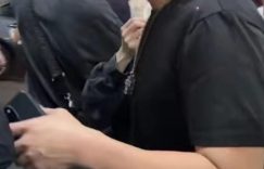 小S和老公出门，许雅钧主动牵着老婆散步缩略图