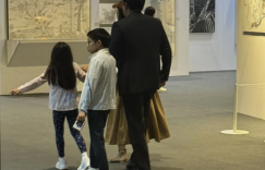 郭晶晶一家逛展，女儿跟妈妈亲亲密密，儿子被冷落有点小难过缩略图