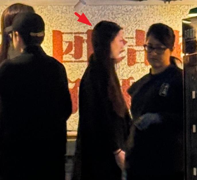 李嫣在伦敦吃火锅被路人偶遇，身高腿长肤色白，真像她妈王菲