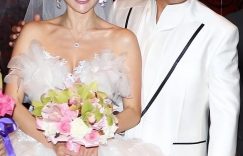 50岁才当爸，甩掉前女友娶了小15岁的女星，成了女儿奴缩略图