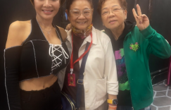 古天乐54岁生日宴请60桌，几百人捧场，单身的他和妈妈一起切蛋糕缩略图