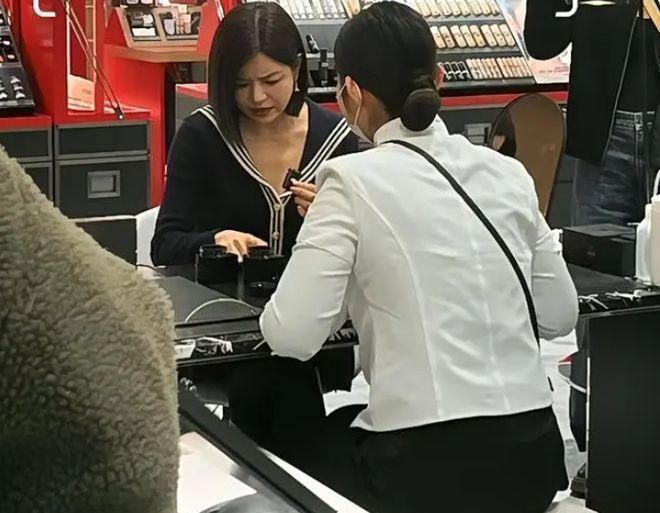 陈妍希婚后少见现身！戴婚戒逛街，脸蛋圆润状态好