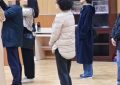 47岁的袁泉低调参加女儿家长会，穿得简简单单站在角落，网友都说她气质真好缩略图