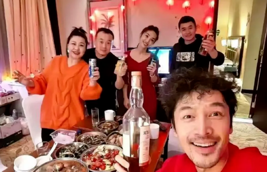 胡歌晒和小12岁的老婆合照，越看越有感觉，简单打扮也藏不住好气质