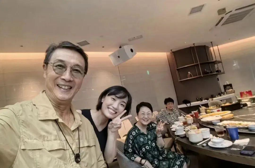 胡歌晒和小12岁的老婆合照，越看越有感觉，简单打扮也藏不住好气质