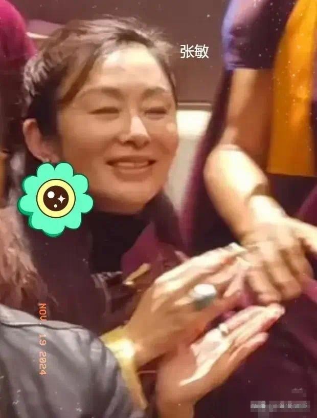 56岁张敏少见现身，戴仨闪亮项链，穿得有点过时，胸围小了不止一点！