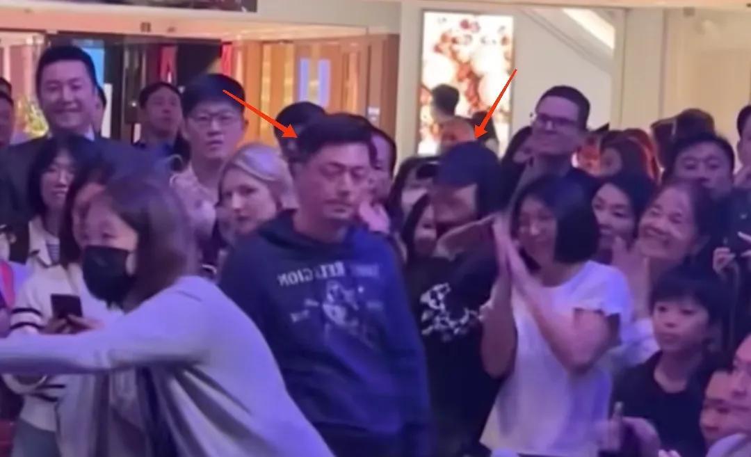 林心如霍建华罕见同框，一起看女儿表演超甜，骄傲比心鼓掌！