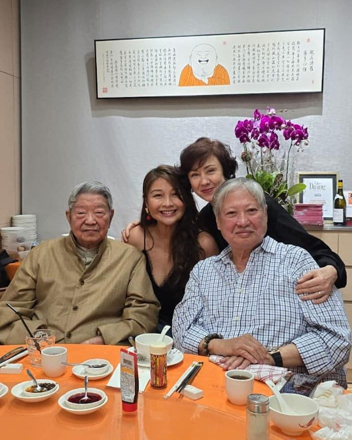 洪金宝跟83岁的蔡澜一起去吃饭，洪金宝头发都白了说话也不利索了，高丽虹还是那么有范儿