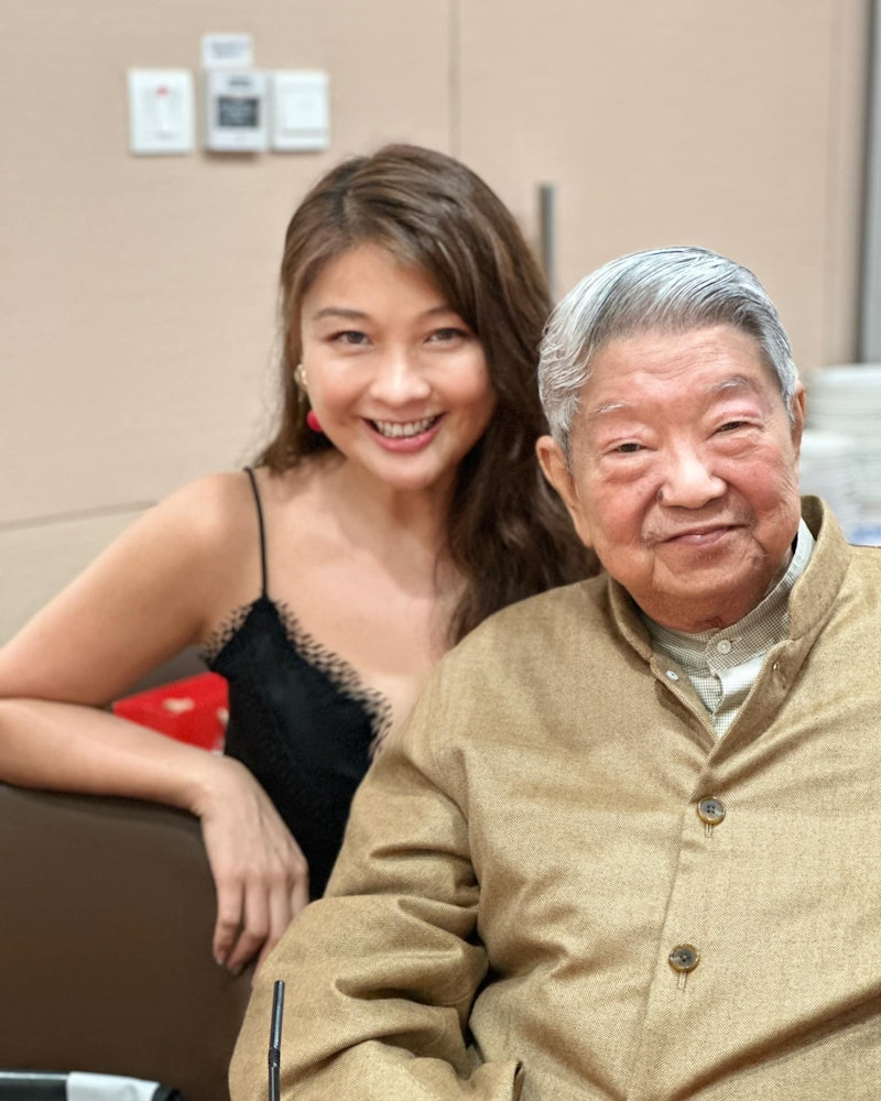 洪金宝跟83岁的蔡澜一起去吃饭，洪金宝头发都白了说话也不利索了，高丽虹还是那么有范儿