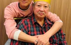 洪金宝和老婆用餐！头发花白系着围裙，不唱歌就被林敏骢调侃了缩略图