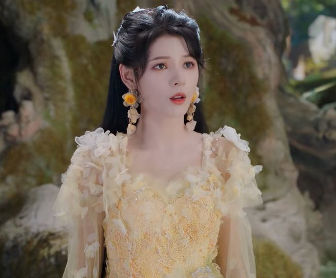 33岁张予曦和48岁李小冉同框，终于懂了啥叫真正的美女