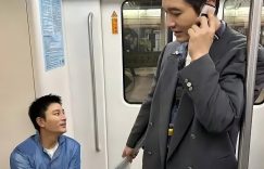 黄晓明高铁上被粉丝碰见，合照里看着瘦了，额头亮堂堂的被调侃成秃头？缩略图