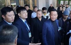 臧天朔墓地现在人迹罕至，只有节假日才有些歌迷来送花，感觉快被大家遗忘了缩略图