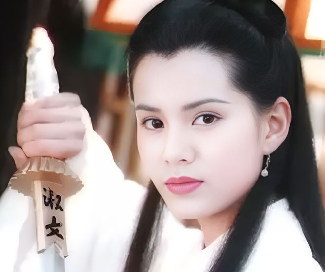 李莫愁为啥非得死在杨过面前？看看古墓那晚，杨过到底拿走了她啥