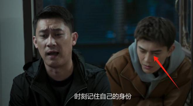 油头粉面就别演警察，全程耍帅、只会挤眉弄眼，雷人又无脑