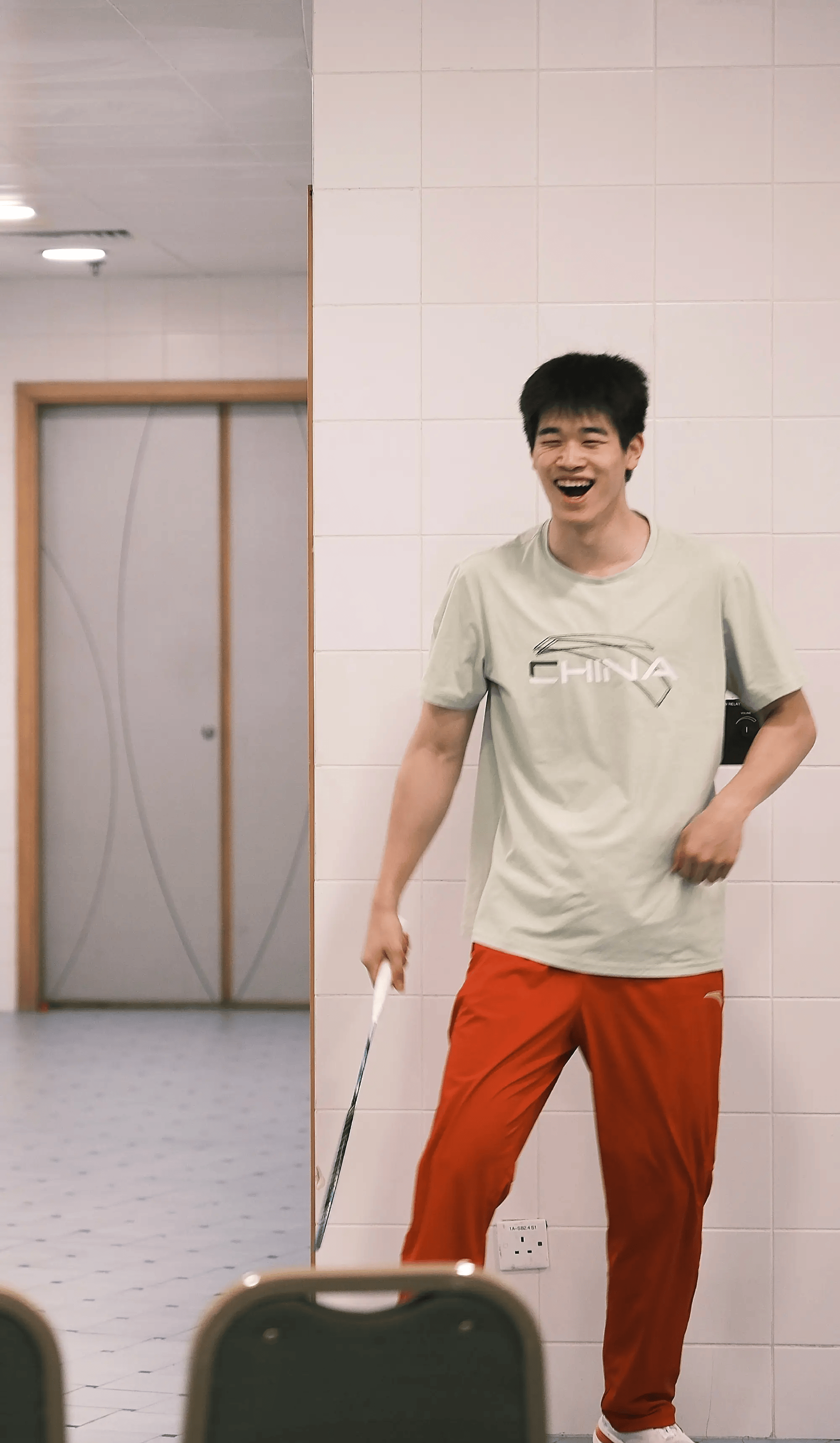 潘展乐收到林俊杰送的签名新书，说《愿与愁》超好听