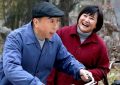 冯巩67岁生日，徒弟贾玲罕见现身，格子衫甜蜜合照笑哈哈缩略图