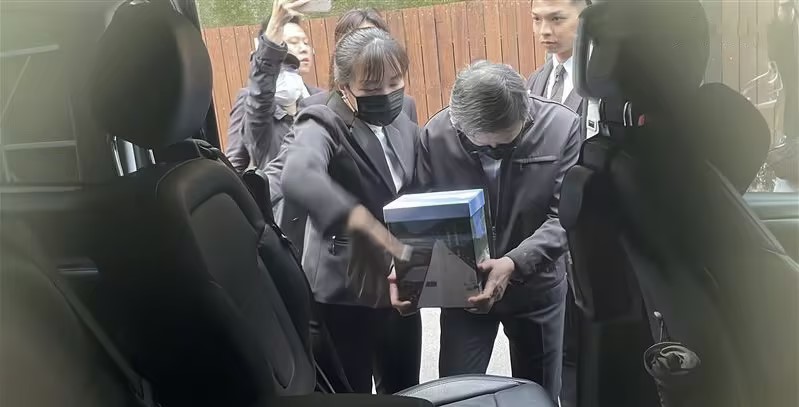 琼瑶的骨灰火化完成，儿子抱着妈妈的骨灰前往花葬地