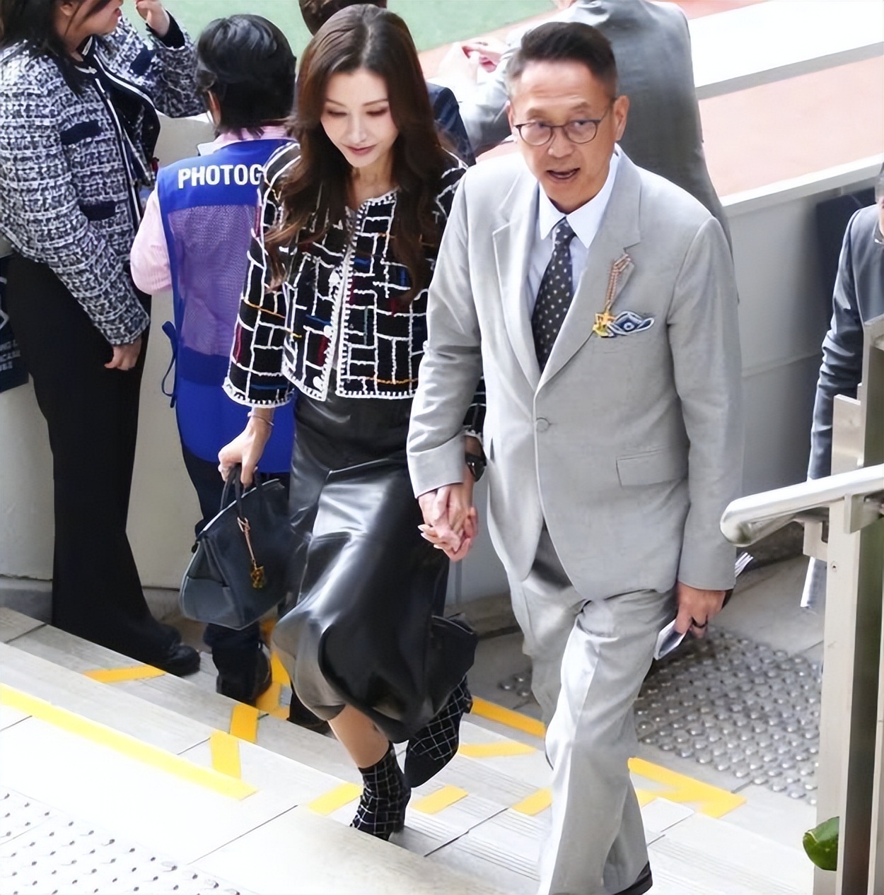 李嘉欣和老公马场亮相，打扮靠颜值，夫妻手牵手甜甜蜜蜜