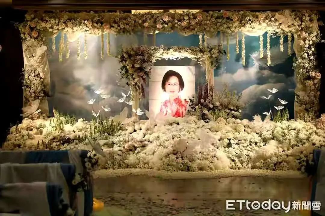 琼瑶今日举行花葬，俞小凡和林心如等明星来送别！不设墓碑不烧香，安息在山间花海中