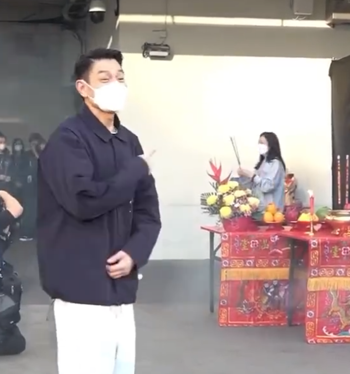 58岁的朱丽蒨陪刘德华去拜佛，华仔特别疼爱老婆，还提醒大家保持安静