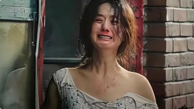 赵丽颖路透照曝光，高糊镜头也挡不住她的气质，越来越有村干部的感觉了