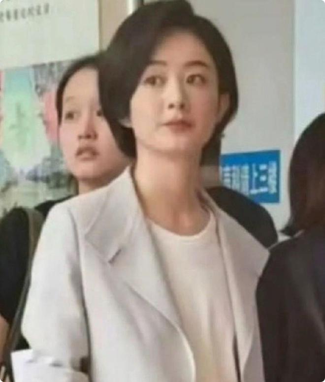 赵丽颖路透照曝光，高糊镜头也挡不住她的气质，越来越有村干部的感觉了