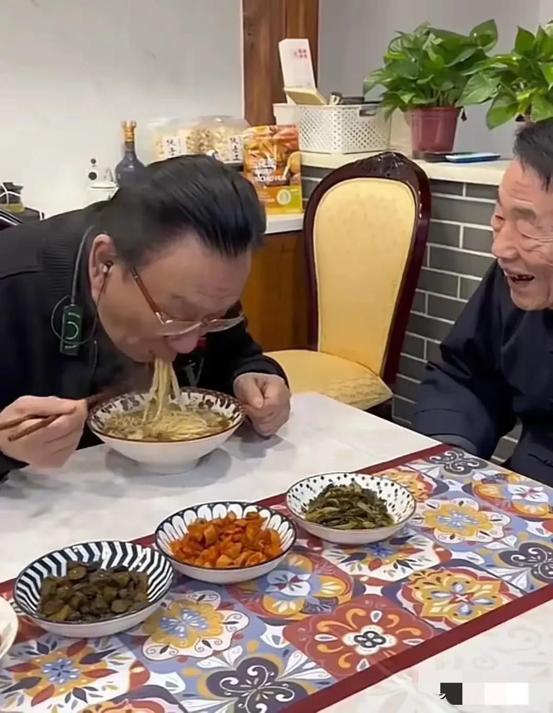 侯耀华去看93岁的杨少华，一句想我没让人感动，简单面条咸菜招待老友！
