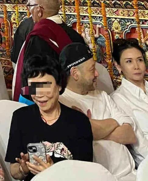 邱淑贞56岁带全家去法王寿宴，状态超棒，气质跟26岁女儿差不多