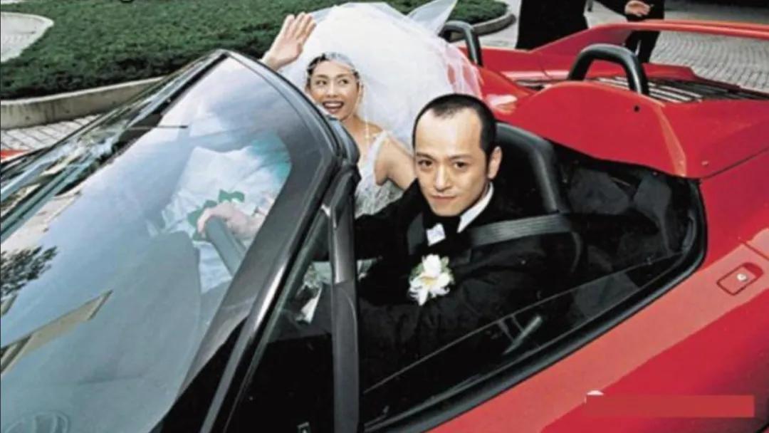 邱淑贞56岁带全家去法王寿宴，状态超棒，气质跟26岁女儿差不多
