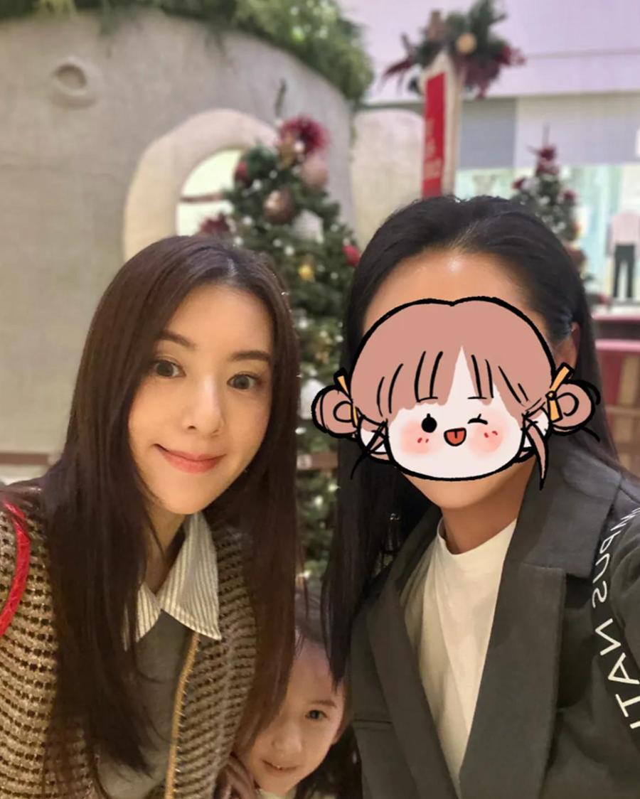 方媛带娃外出玩耍，两个女儿穿得像双胞胎，颜值不错但不算特别惊艳
