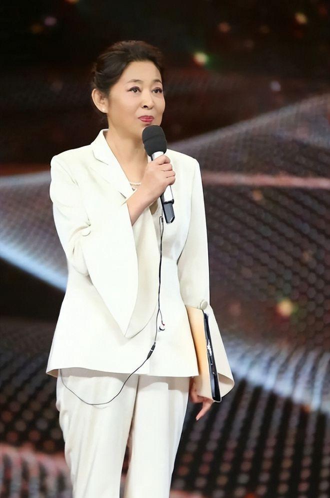 65岁倪萍首谈整容内幕，网友纷纷感慨：岁月不留情！