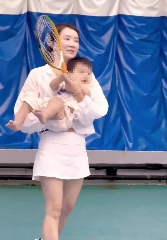 李念生完三胎美得不像话！39岁穿短裙像少女，三个孩子的妈状态超好让人羡慕