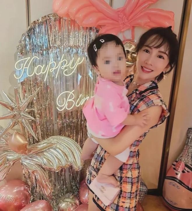 李念生完三胎美得不像话！39岁穿短裙像少女，三个孩子的妈状态超好让人羡慕