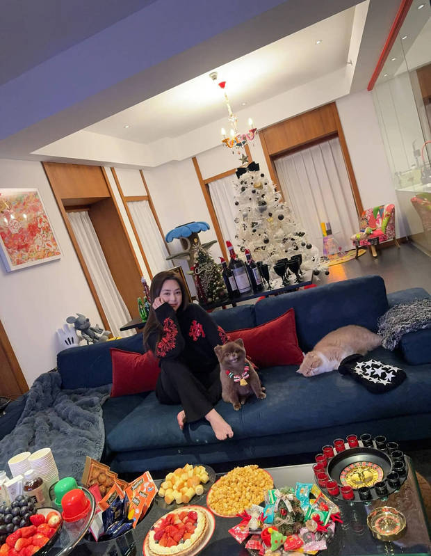 阿娇风波后首次发文，和宠物狗合照心情看起来不错呢