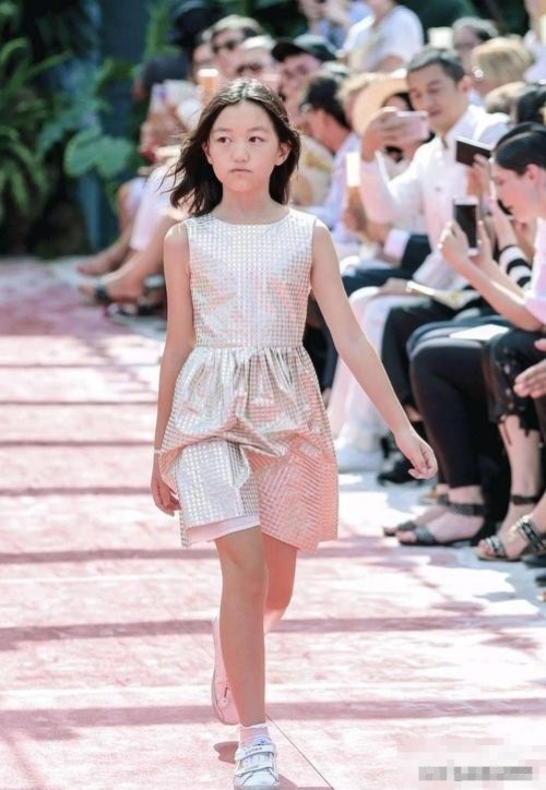 18岁李嫣美得惊人，穿深V开衩裙嘴唇丰满，乖乖女秒变火辣超模