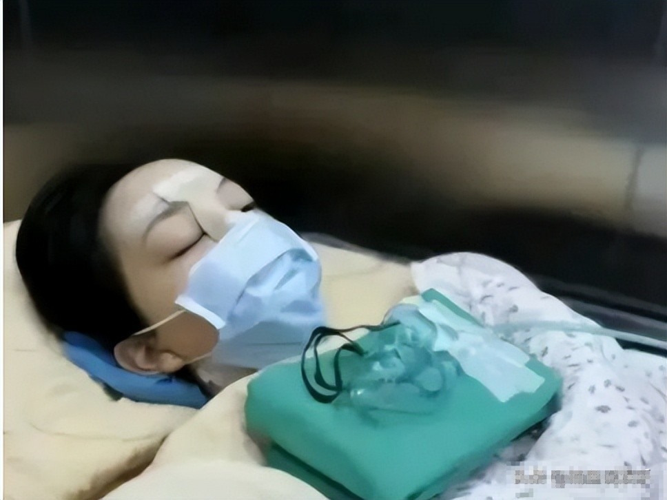 18岁李嫣美得惊人，穿深V开衩裙嘴唇丰满，乖乖女秒变火辣超模