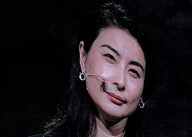 郭晶晶在上海演讲紧张到握拳，穿正装和杨紫琼同台超低调
