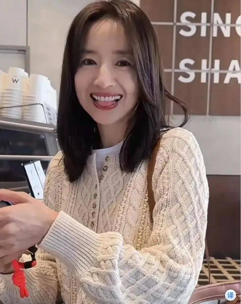 董洁杭州买咖啡遇粉丝，米色毛衣搭白T穿出年轻feel，44岁活成24岁样子！