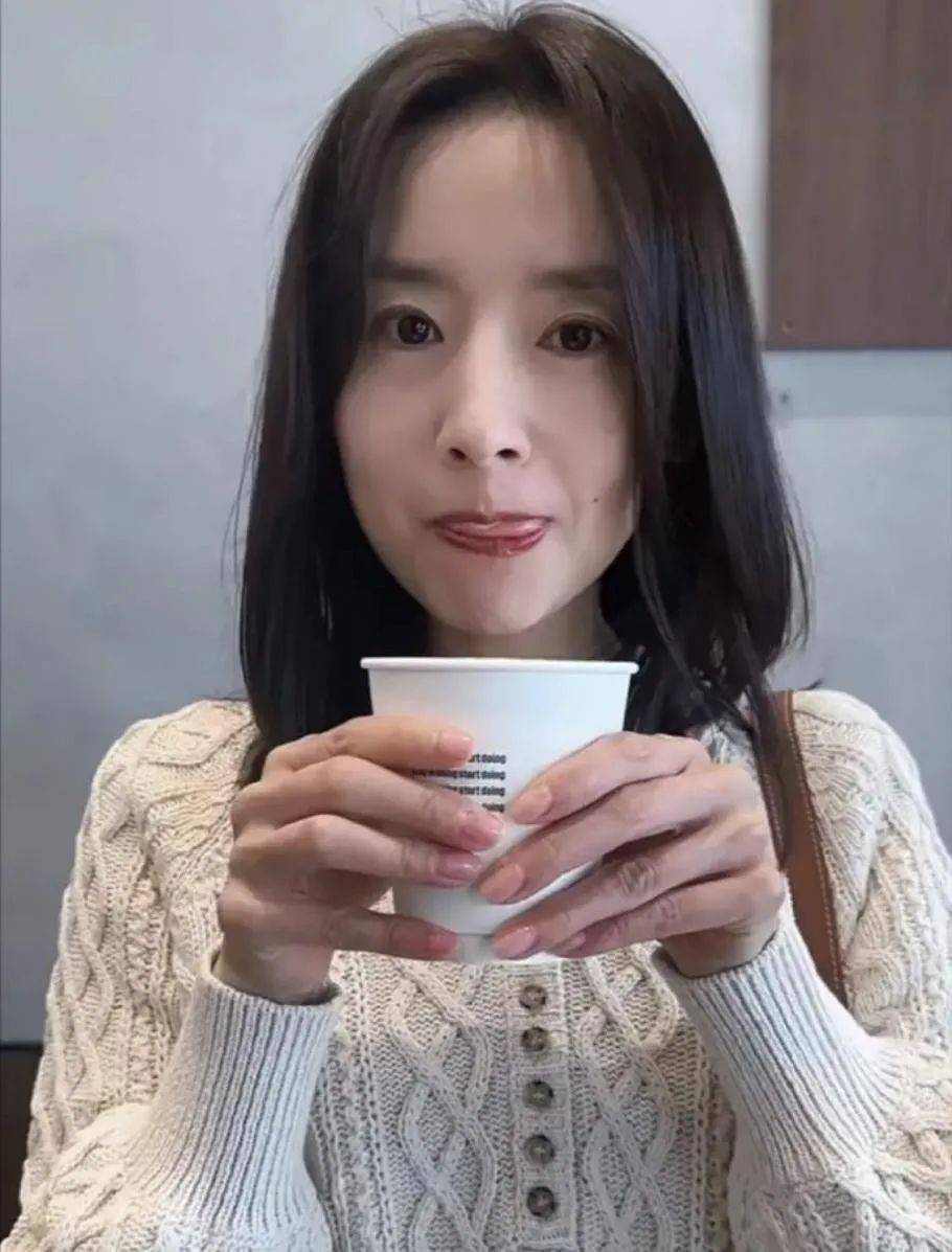 董洁杭州买咖啡遇粉丝，米色毛衣搭白T穿出年轻feel，44岁活成24岁样子！