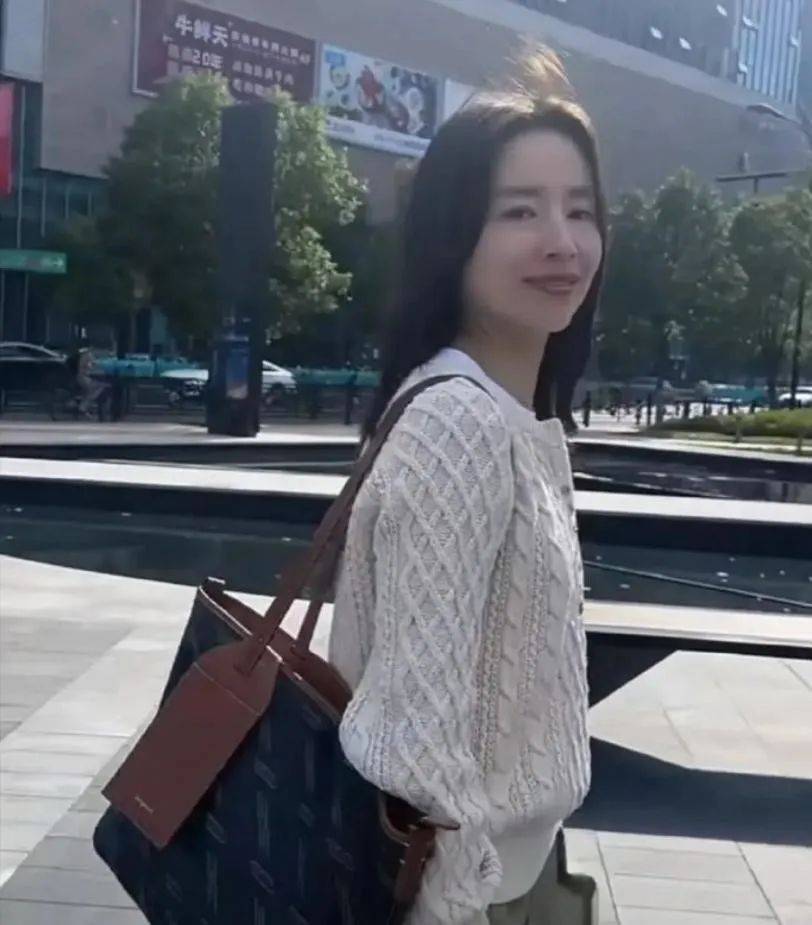 董洁杭州买咖啡遇粉丝，米色毛衣搭白T穿出年轻feel，44岁活成24岁样子！