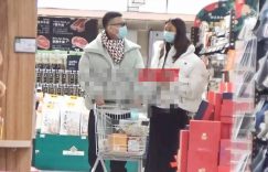 孙红雷陪老婆逛超市，电梯里甜蜜相拥，相差15岁超有爱缩略图