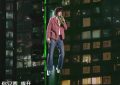 湖南台跨年晚会惊险一刻：王一博安全扣松了，直接飞起把何炅他们都吓傻了缩略图